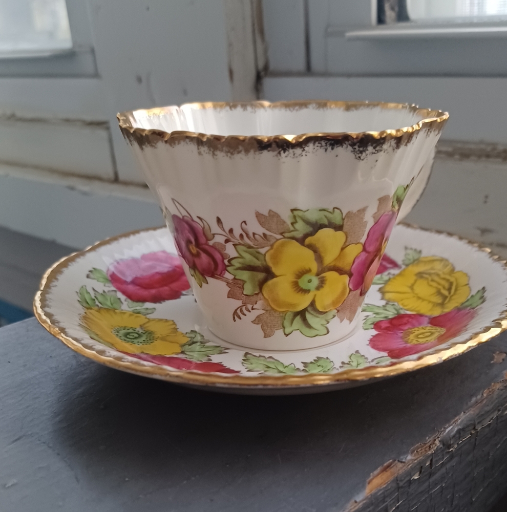 Vintage Salisbury pansy ribbed bone gilt China tea cup & saucer made in England